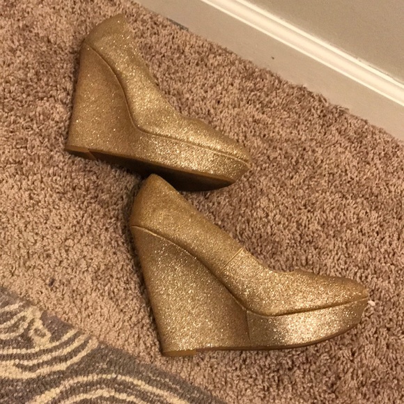 Gold Glitter Wedges - Picture 2 of 3